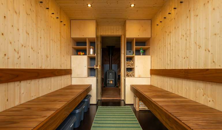a long row of wooden benches sitting next to each other